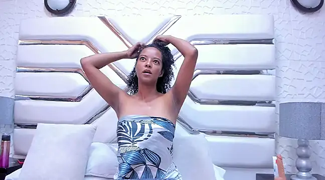 Snapshot of LottieBenz chatting on February 6, 4:47 pm LottieBenz online show from February 6, 4:47 pm