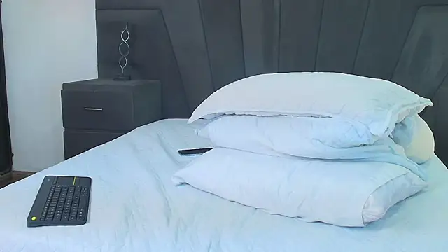 Snapshot of JhoanLeandro chatting on March 7, 7:41 am JhoanLeandro online show from March 7, 7:41 am