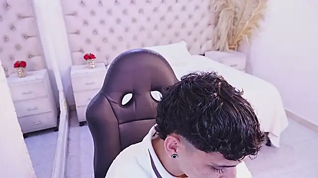 Snapshot of JhoanLeandro chatting on June 22, 5:37 am JhoanLeandro online show from June 22, 5:37 am