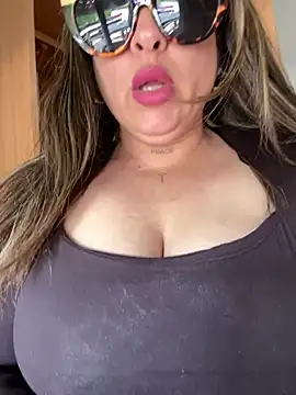 Snapshot of laarti chatting on May 17, 10:11 am laarti online show from May 17, 10:11 am