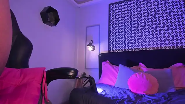 Gigi Strawberry online show from March 9, 7:23 am