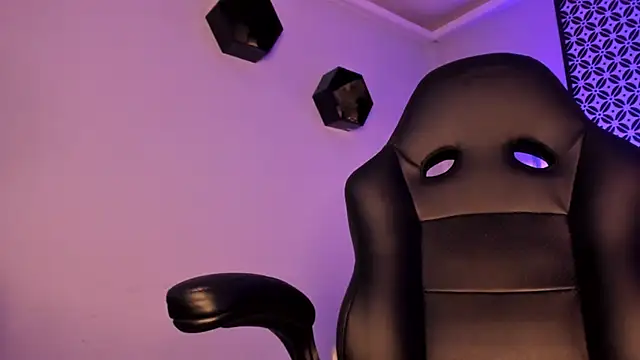 Gigi Strawberry online show from March 11, 7:58 am