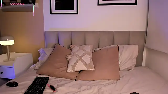 Gigi Strawberry online show from September 9, 4:34 am