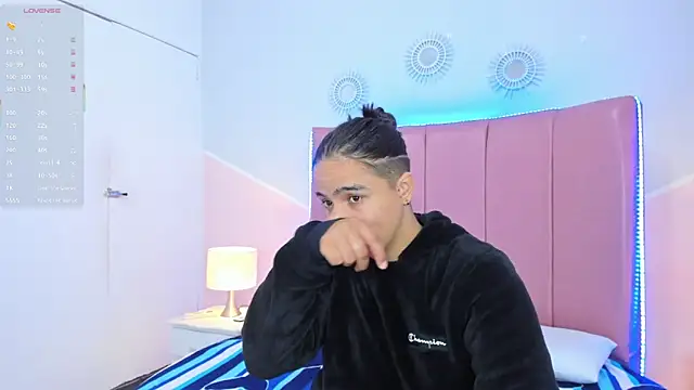 Liiam smith  online show from December 19, 1:40 pm