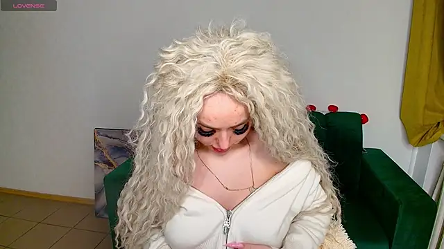 Snapshot of MissisCaty chatting on February 12, 4:01 am MissisCaty online show from February 12, 4:01 am