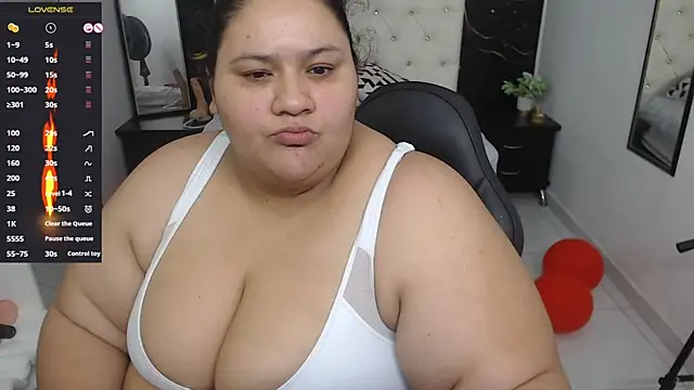 Snapshot of Aaliyah11 chatting on February 19, 2:23 am Aaliyah11 online show from February 19, 2:23 am