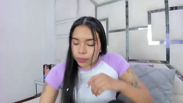 ZoeWan69 online show from May 17, 1:18 pm