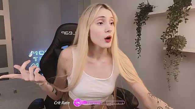 Snapshot of elliefrost chatting on February 10, 1:03 am elliefrost online show from February 10, 1:03 am