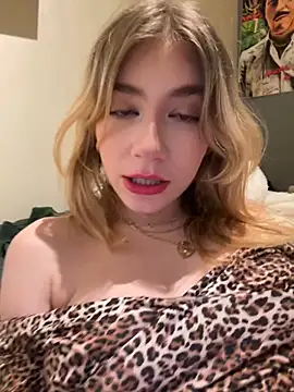 Snapshot of angeleyezlolita chatting on February 5, 8:35 pm angeleyezlolita online show from February 5, 8:35 pm