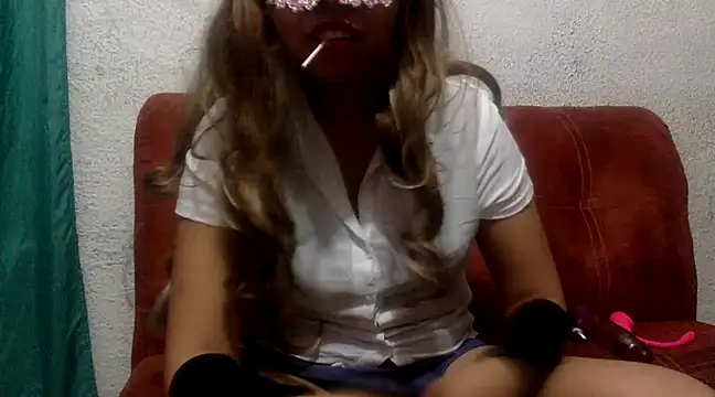 Snapshot of sharonlopez9611 chatting on February 11, 4:44 am sharonlopez9611 online show from February 11, 4:44 am