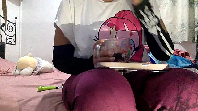 Snapshot of sharonlopez9611 chatting on December 1, 4:39 am sharonlopez9611 online show from December 1, 4:39 am