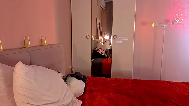 Mia Luw online show from November 15, 4:47 pm