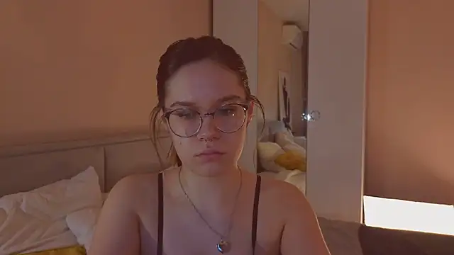 Mia Luw online show from February 6, 3:55 am