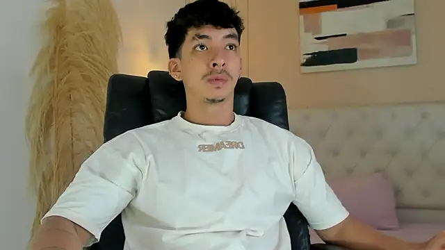 Snapshot of ISAAC_CRYSTON chatting on November 8, 8:51 pm ISAAC CRYSTON online show from November 8, 8:51 pm