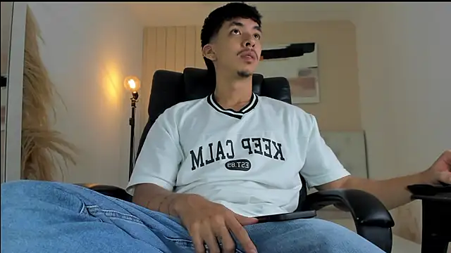 Snapshot of ISAAC_CRYSTON chatting on December 1, 8:47 pm ISAAC CRYSTON online show from December 1, 8:47 pm