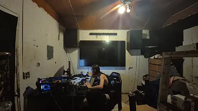 nuttyking2022 online show from December 4, 8:34 am