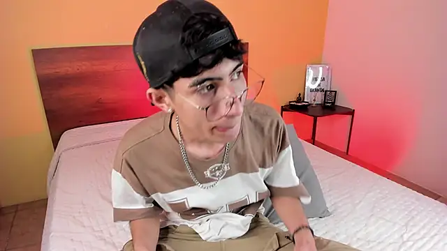 Snapshot of NovaaWheler chatting on February 5, 2:40 am NovaaWheler online show from February 5, 2:40 am