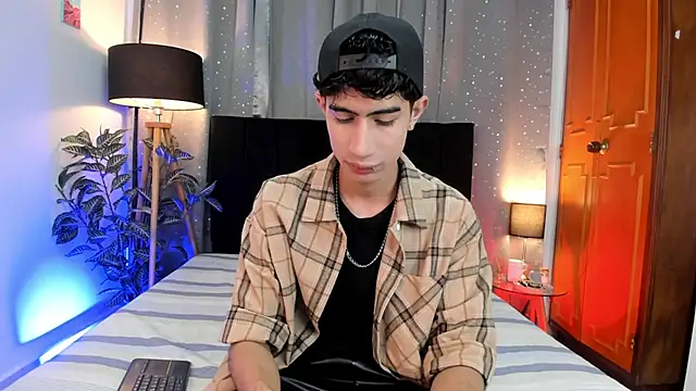 Snapshot of NovaaWheler chatting on February 6, 4:42 am NovaaWheler online show from February 6, 4:42 am