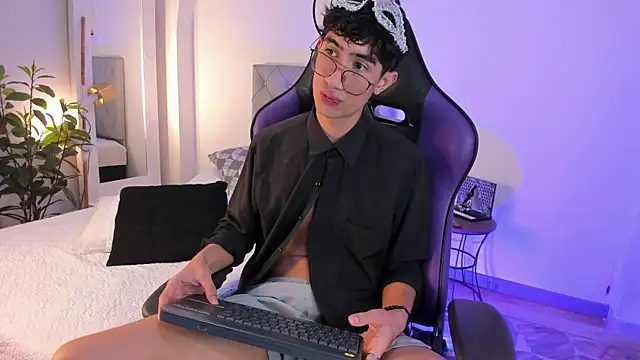 Snapshot of NovaaWheler chatting on February 7, 1:43 pm NovaaWheler online show from February 7, 1:43 pm