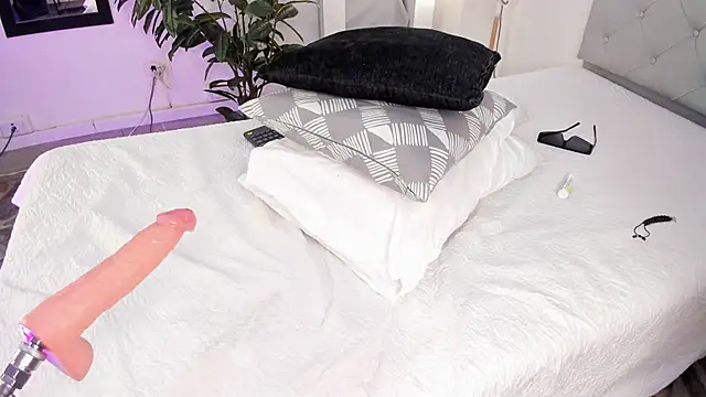 Snapshot of NovaaWheler chatting on February 8, 1:54 pm NovaaWheler online show from February 8, 1:54 pm