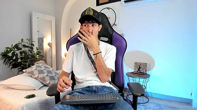 Snapshot of NovaaWheler chatting on February 11, 4:44 am NovaaWheler online show from February 11, 4:44 am