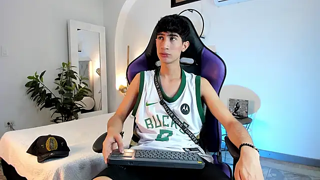 Snapshot of NovaaWheler chatting on February 12, 12:44 pm NovaaWheler online show from February 12, 12:44 pm