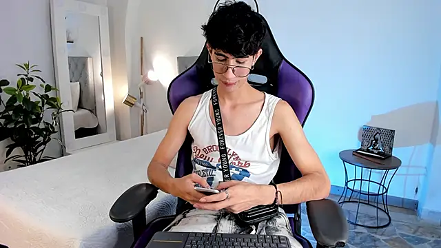 Snapshot of NovaaWheler chatting on February 15, 4:25 am NovaaWheler online show from February 15, 4:25 am