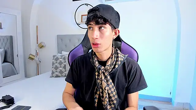 Snapshot of NovaaWheler chatting on February 17, 4:09 am NovaaWheler online show from February 17, 4:09 am