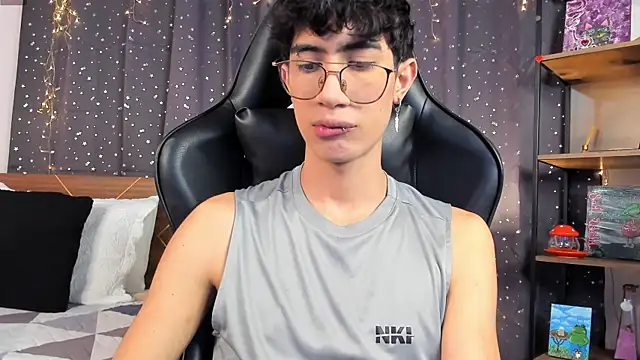 Snapshot of NovaaWheler chatting on February 19, 12:55 pm NovaaWheler online show from February 19, 12:55 pm