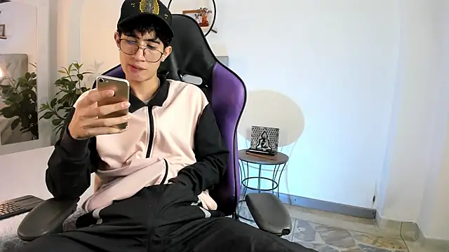 Snapshot of NovaaWheler chatting on February 20, 4:07 am NovaaWheler online show from February 20, 4:07 am