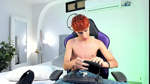 Snapshot of NovaaWheler chatting on February 23, 4:39 am NovaaWheler online show from February 23, 4:39 am