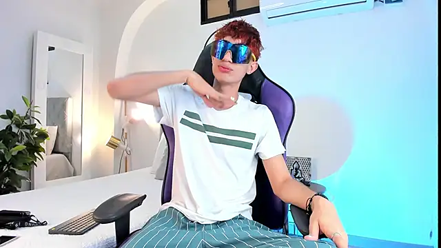 Snapshot of NovaaWheler chatting on February 24, 4:38 am NovaaWheler online show from February 24, 4:38 am