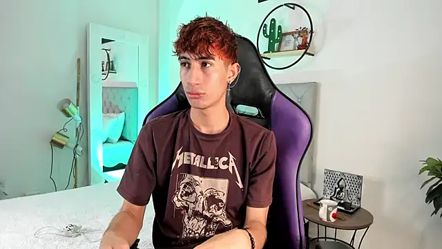 Snapshot of NovaaWheler chatting on March 1, 4:37 am NovaaWheler online show from March 1, 4:37 am