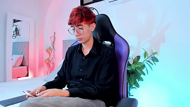 Snapshot of NovaaWheler chatting on March 3, 4:25 am NovaaWheler online show from March 3, 4:25 am