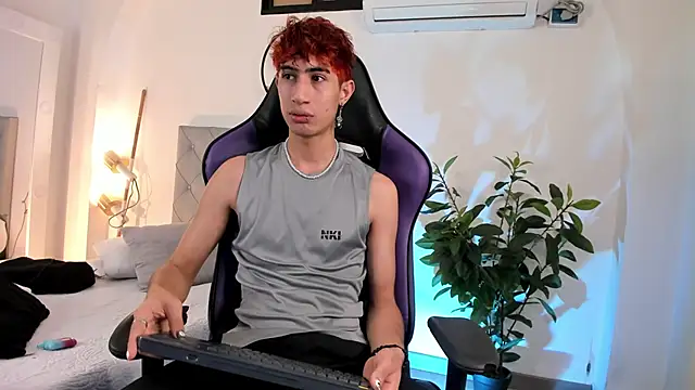 Snapshot of NovaaWheler chatting on March 7, 4:46 am NovaaWheler online show from March 7, 4:46 am