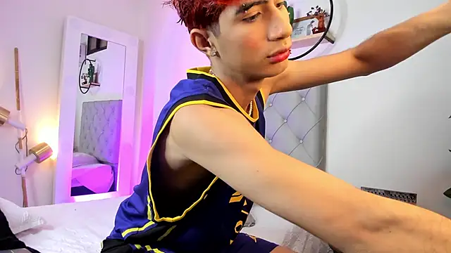 Snapshot of NovaaWheler chatting on March 9, 5:00 am NovaaWheler online show from March 9, 5:00 am