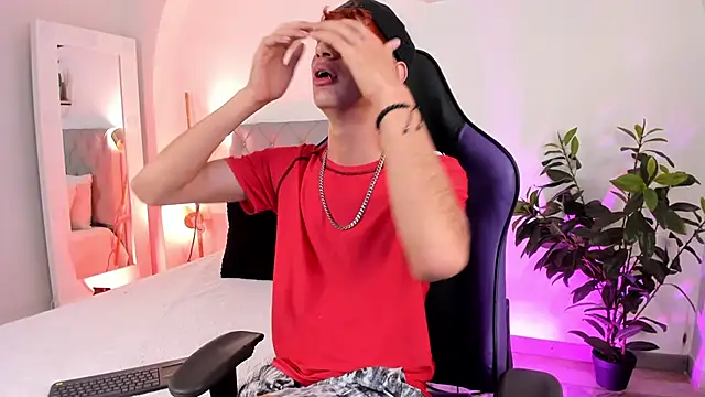 Snapshot of NovaaWheler chatting on March 17, 5:01 am NovaaWheler online show from March 17, 5:01 am