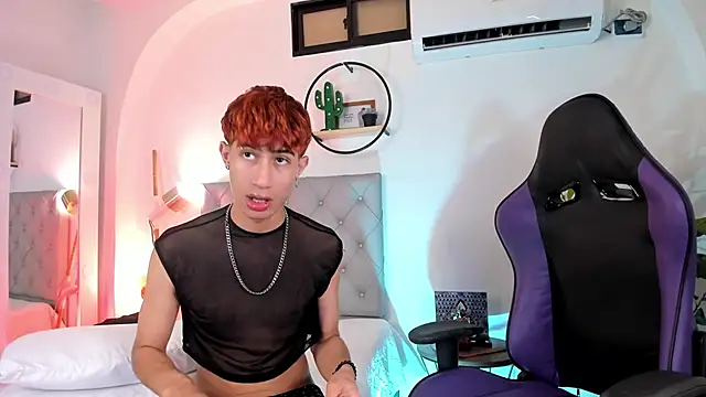 Snapshot of NovaaWheler chatting on March 17, 8:07 am NovaaWheler online show from March 17, 8:07 am