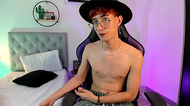 Snapshot of NovaaWheler chatting on March 20, 5:02 am NovaaWheler online show from March 20, 5:02 am