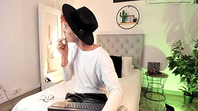 Snapshot of NovaaWheler chatting on March 21, 5:00 am NovaaWheler online show from March 21, 5:00 am