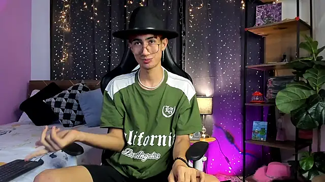 Snapshot of NovaaWheler chatting on March 23, 4:49 am NovaaWheler online show from March 23, 4:49 am