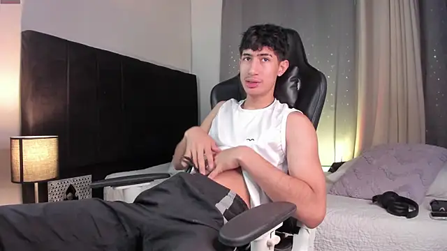 Snapshot of NovaaWheler chatting on September 15, 4:07 pm NovaaWheler online show from September 15, 4:07 pm