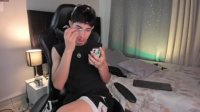 Snapshot of NovaaWheler chatting on September 18, 9:28 pm NovaaWheler online show from September 18, 9:28 pm