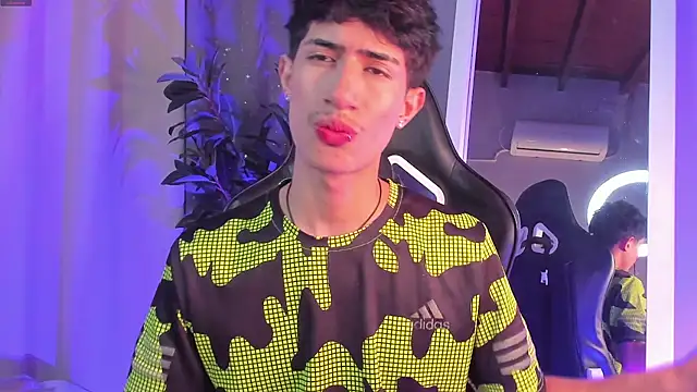 Snapshot of NovaaWheler chatting on September 21, 7:04 pm NovaaWheler online show from September 21, 7:04 pm