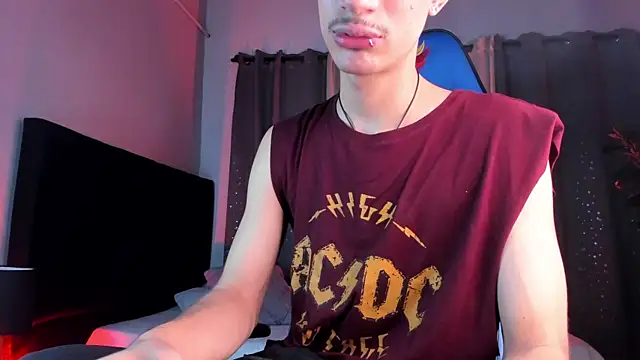 Snapshot of NovaaWheler chatting on October 3, 7:22 pm NovaaWheler online show from October 3, 7:22 pm