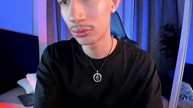 Snapshot of NovaaWheler chatting on October 9, 7:45 pm NovaaWheler online show from October 9, 7:45 pm