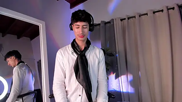 Snapshot of NovaaWheler chatting on October 11, 8:07 pm NovaaWheler online show from October 11, 8:07 pm