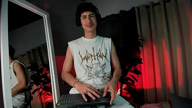 Snapshot of NovaaWheler chatting on October 13, 8:20 pm NovaaWheler online show from October 13, 8:20 pm