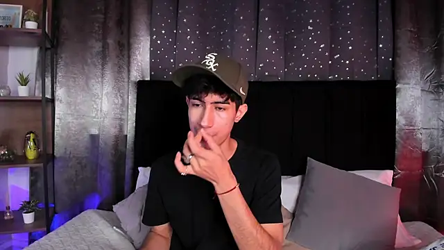 Snapshot of NovaaWheler chatting on October 31, 12:50 pm NovaaWheler online show from October 31, 12:50 pm