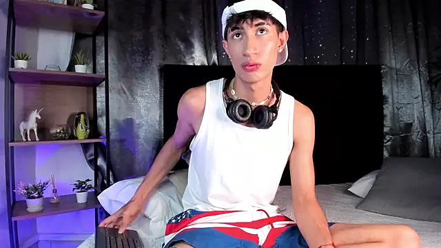 Snapshot of NovaaWheler chatting on November 9, 8:07 pm NovaaWheler online show from November 9, 8:07 pm